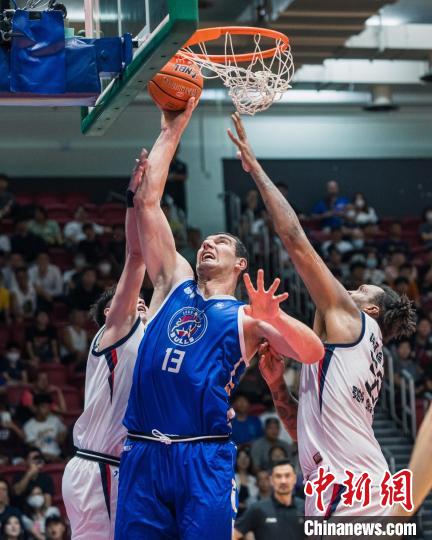在港举行的全国男子篮球联赛中,香港金牛队主