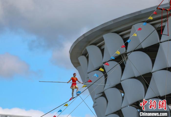 本届运动会第二日攀椰竞速首秀，海南队勇夺男