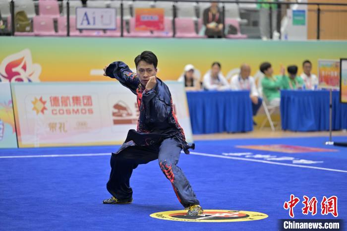 本届运动会第二日攀椰竞速首秀，海南队勇夺男