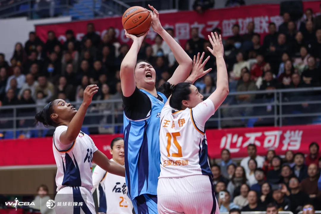 2米26新星首秀陷困境 防守短板引教练担忧