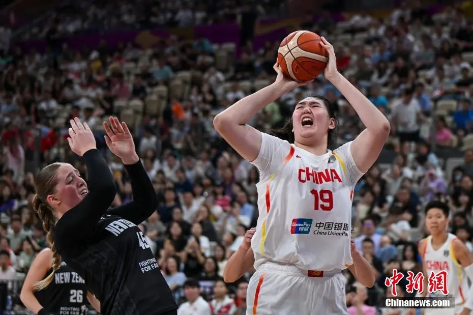 2米26新星首秀陷困境 防守短板引教练担忧