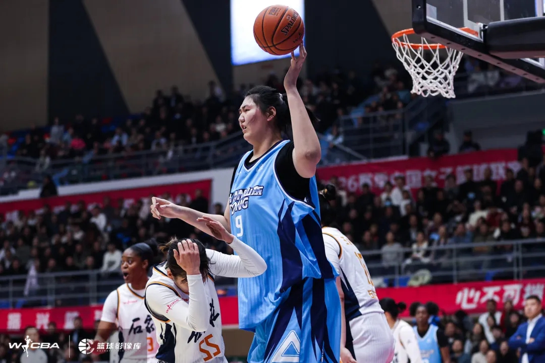 2米26新星首秀陷困境 防守短板引教练担忧