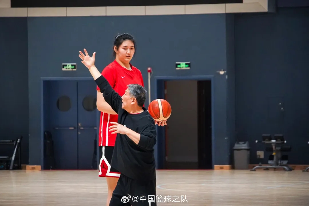 2米26新星首秀陷困境 防守短板引教练担忧