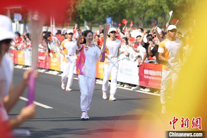 从亚运火炬手到小青荷：崔译文的守护者之路