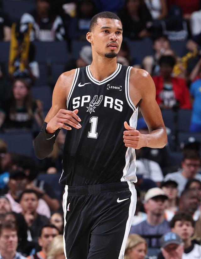 文班亚马隔人劈扣引爆全场 数据炸裂展现统治力