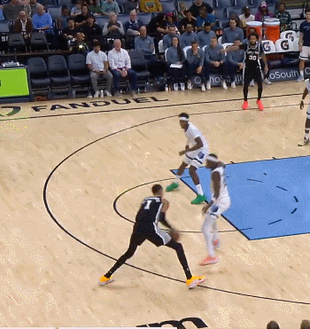 文班亚马隔人劈扣引爆全场 数据炸裂展现统治力