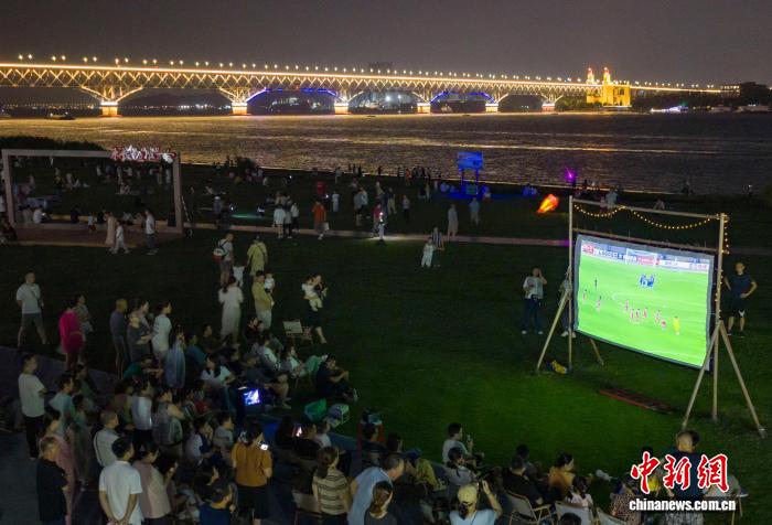 苏超联赛点燃城市消费活力 95.9%观众参与门票外