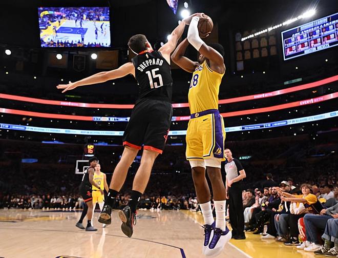 八村塁攻防全能爆发助湖人首战告捷