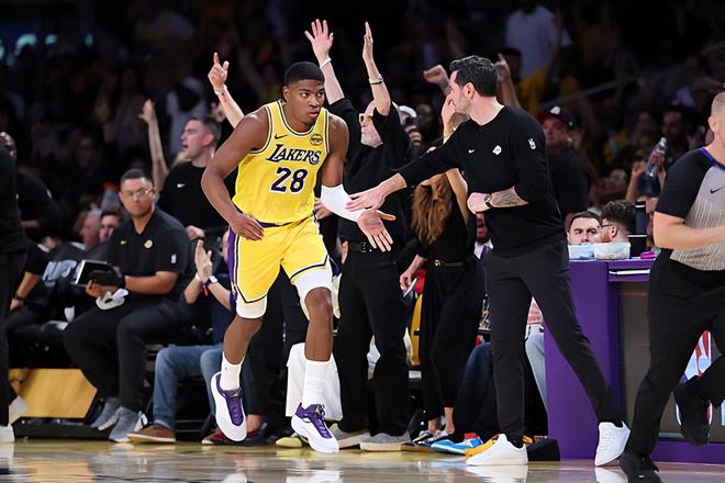 八村塁攻防全能爆发助湖人首战告捷