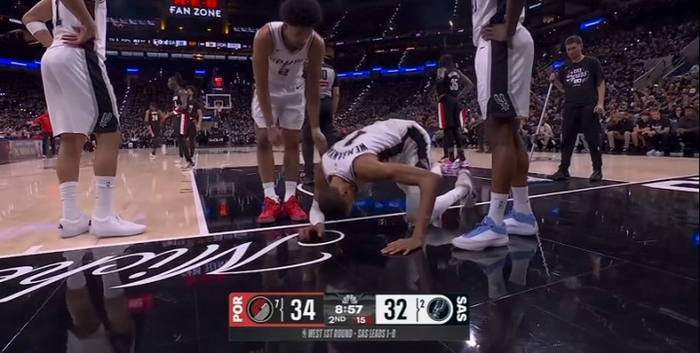 文班亚马重摔致脑震荡 马刺主场遭逆转系列赛陷